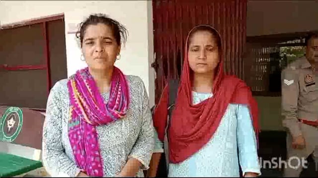 चरी की फसल नहीं काटने दे रहे दबंग महिलाओं ने डीएम से की शिकायत