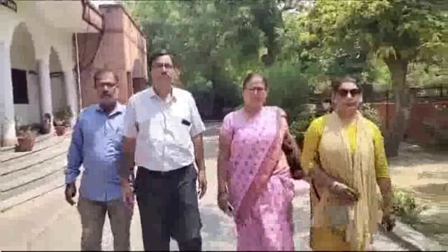 महिला श्रद्धालु के पति की हुई मौत नहीं मिली किसी से कोई सहायता समाज सेवी डीएम से मिले