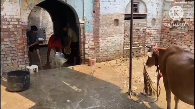 आगरा प्राचीन कैलाश मंदिर में पाइपलाइन टूटने से स्थानीय लोगों के घरों में भर पानी