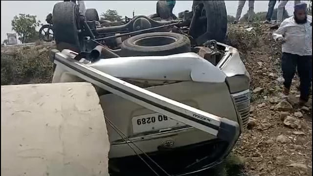 बामणी पाटी जवळ कार पलटी,एक जण जागीच ठार