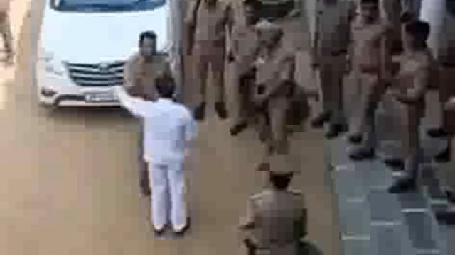 Ambedkar Nagar Loksabha sapa pratyashi Lal ji Verma ke yahan Paisa bantwane ki Charcha Mein police Ne Unki Aawas per jakar ki karyvahi video viral