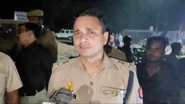 थाना खुटार क्षेत्र अन्तर्गत तिकुनिया मोड के पास गोला रोड पर एक बस खडी हुई थी जिसमें यात्री सीतापुर से पूर्णागिरि के लिए 