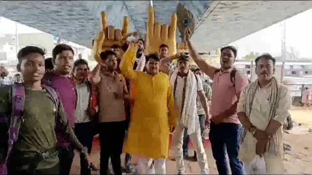 विश्व हिंदू परिषद द्वारा बजरंग दल के कार्यकर्ताओं को किया गया शौर्य प्रशिक्षण वर्ग के लिए रवाना