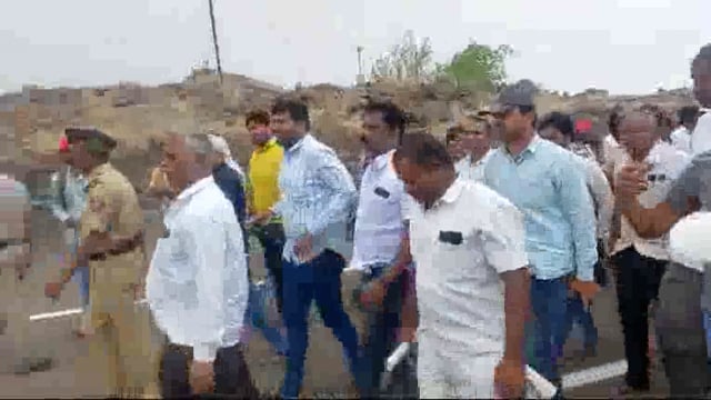 पाण्यासाठीचे शेतकऱ्यांचे आंदोलन चिघळले बिरणवाडी फाट्यावर आंदोलक - पोलिसांमध्ये झटापट : पोलिसांकडून बळाचा वापर : आंदोलकांवर गुन्हे दाखल