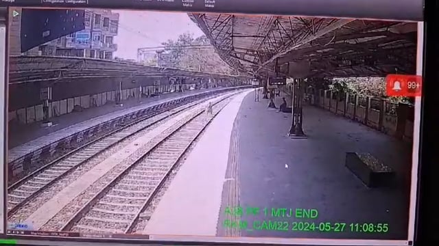 पति से झगड़ने के बाद नाराज महिला स्टेशन राजा मंडी ट्रैक पर उत्तरी और भागती हुई दिखाई दी