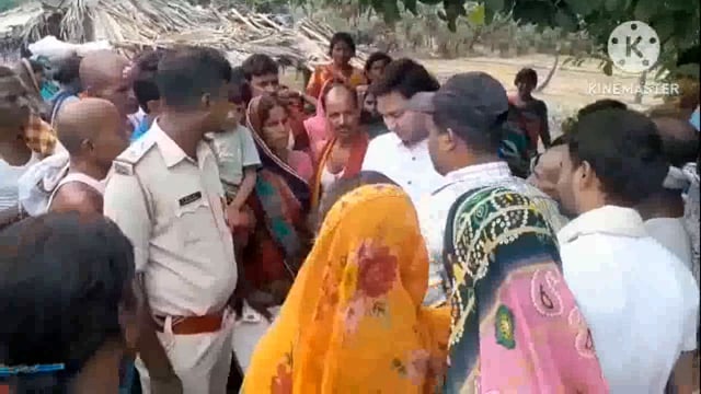 पीडीएस दुकान की बजाय 4 किलोमीटर दूर रोड पर वितरित किया जा रहा था पीडीएस का अनाज सूचना पर पहुंचे वीडियो व थानाध्यक्ष