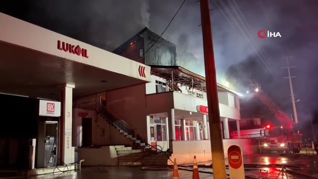 Akaryakıt istasyonunun ofisi alev alev yandı