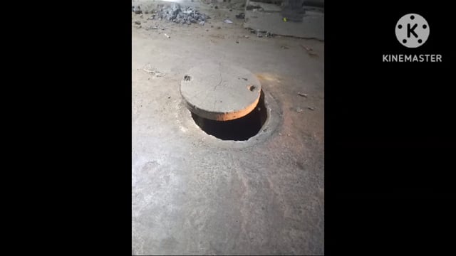 बल्केश्वर क्षेत्र एक सीवर का गद्दा खुला हुआ था तभी वहां के पार्षद ने अपने हाथों से बंद किया सीवर का पाइपलाइन