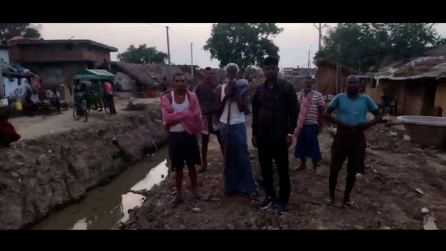 मुखिया द्वारा सिंचाई विभाग से कई बार एनओसी मांगने पर भी नहीं मिला एनओसी, कीचड़ में जीने को मजबूर महादलित परिवार के लोग