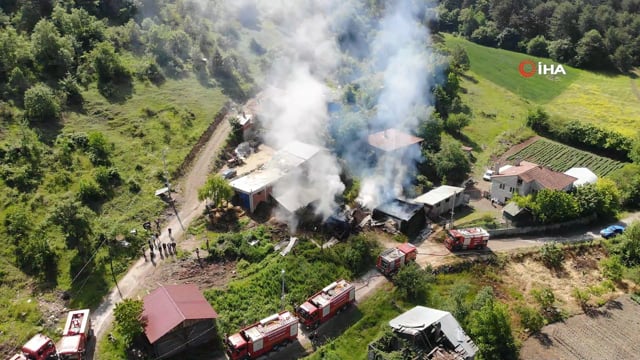 Bolu'da 2 samanlık ve odunluk alev alev yandı