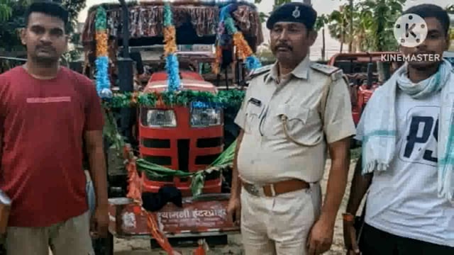 पुलिस ने तिलैया नदी के नोनी बालू घाट से बालू की चोरी कर रहे एक ट्रैक्टर को किया जप्त