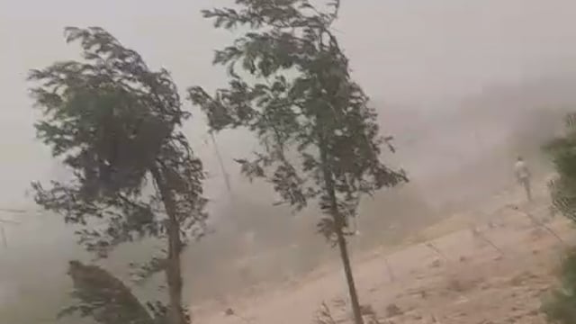 आगरा शहर में लोगों को मिली थोड़ी सी राहत हवा के साथ हल्की सी आंधी तूफान भी दिखाई दिया