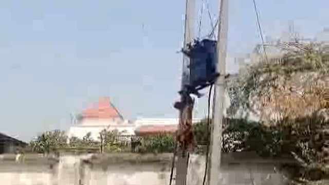 विद्युत की चपेट मे आने से संविदा बिजली कर्मी झुलसा, हालत गंभीर प्रयागराज रेफर 