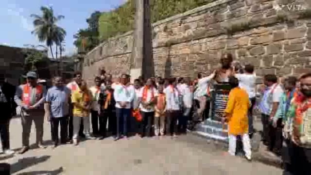 डॉ आंबेडकर यांचा फोटो फाडलेच्या‌ निषेधार्थ पुतळ्यास दुग्धअभिशेक घालून ऐतिहासिक बिंदू चौकात आव्हाडाचा निषेध व्यक्त केला 