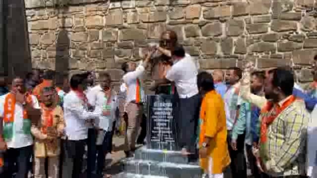 जितेंद्र आव्हाड यांचे निषेधार्थ बिंदू चौकात आंबेडकर यांचे पुतळ्यास दुग्धअभिषैक घालून आव्हाडाचा निषेध व्यक्त केला 