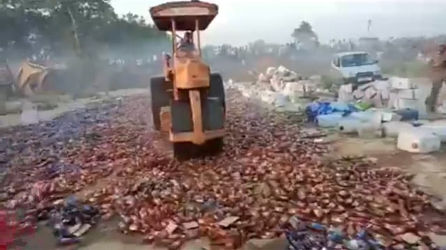 Hapur Jila Mein avaidh Sharab per Chala bulldozer 34 lakh ki ₹10000 litre avaidh Sharab per Sharab bulldozer