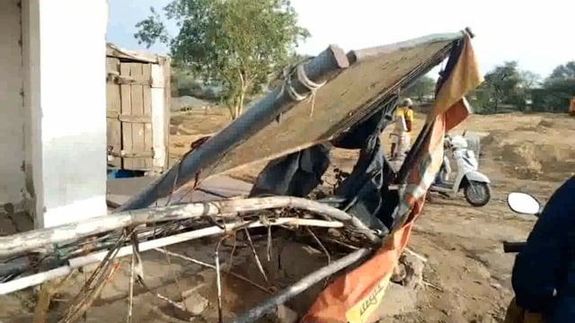 तेज आंधी तूफान में वृंदावन पानी गांव त्रिराए पर व्यस्ततम रोड पर गिरा कैमरा टावर टला बडा हादसा