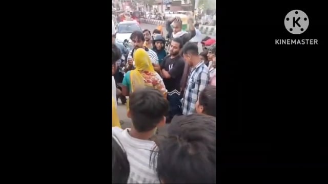 बीच बाजार चौराहे पर रोमियो की की गई पिटाई मां के साथ पब्लिक ने भी मारा