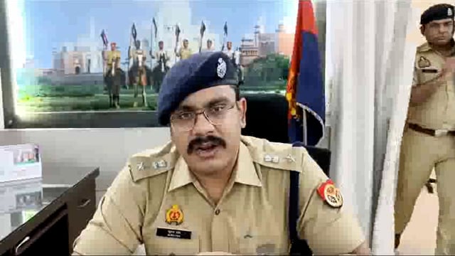 थाना हरी पर्वत पुलिस टीम द्वारा मोबाइल चोरी करने वाले अभियुक्त गिरफ्तार डीसीपी सूरज राय जी की वाइट 