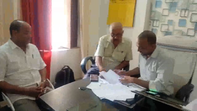 आंचल कर्मियों एवं अंचल अमीन द्वारा की जा रही अनियमितता को लेकर प्रदेश जिला परिषद संघ के अध्यक्ष पहुंचे अंचल कार्यालय