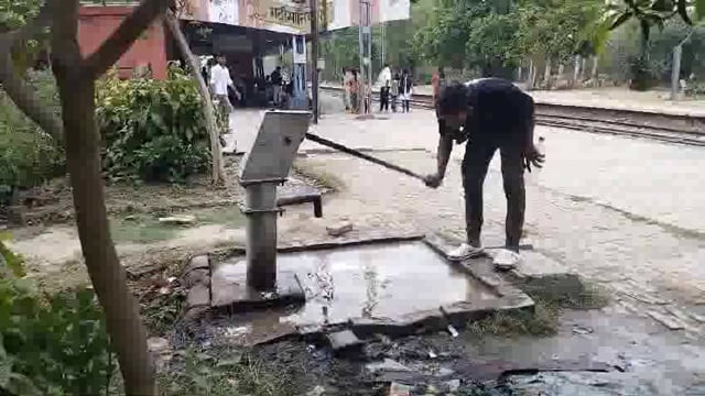 प्रतापगढ़ जिले के कुंडा तहसील के गढ़ी मानिकपुर रेलवे स्टेशन पर पेयजल और यात्रियों के बैठने की व्यवस्था न होने से आक्रोश,