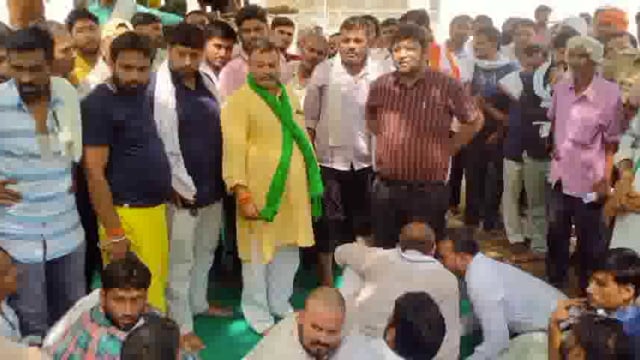 विद्युत आपूर्ति न होने पर आक्रोशित किसानों ने घेरा बलदेव बिजली घर की तालेबंदी