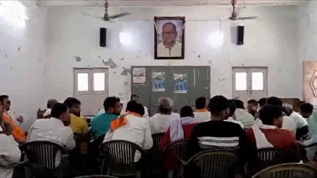 मथुरा वृंदावन नगर निगम पार्षदो ने की विद्युत कटौती व पानी को लेकर अधिकारियों के साथ बैठक