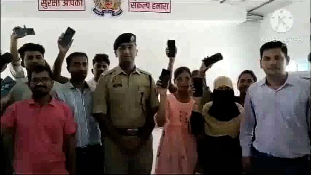 आजमगढ़ पुलिस ने खोया हुआ लाखों रुपए का मोबाइल फोन किया बरामद मोबाइल स्वामियों किया सुपुर्द