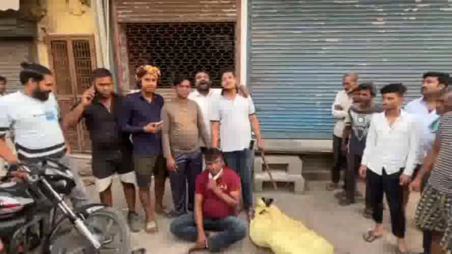 मथुरा कोतवाली क्षेत्र में गोरक्षकोंके द्वारा बाइक सवार को मांस ले जाते हुए पकड़ा