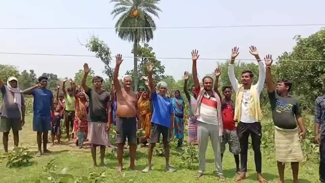 जमीन पर झूलते धारा प्रवाहित तार को हटाने को लेकर ग्रामीणों में बिजली विभाग के खिलाफ किया उग्र प्रदर्शन
