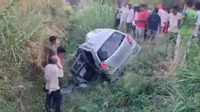 अनियंत्रित कार पलटी, एक की मौत दो गंभीर घायल 