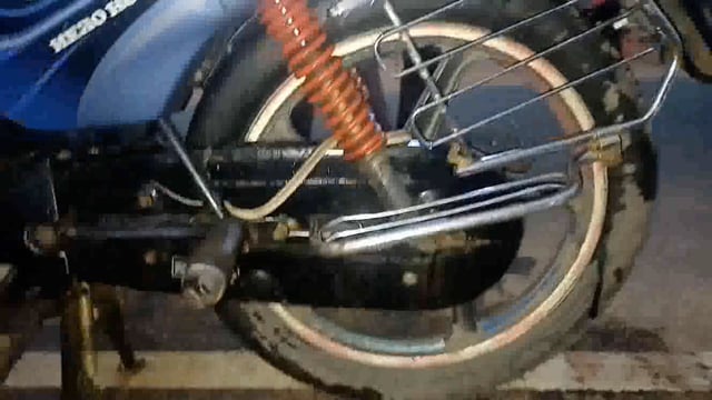 बाइक में अचानक घुसा विषैली जीव बना रहा अफरा तफरी का माहौल कड़ी मस्कत के बाद बाइक से निकाला बाहर  लिया राहत की सांस 