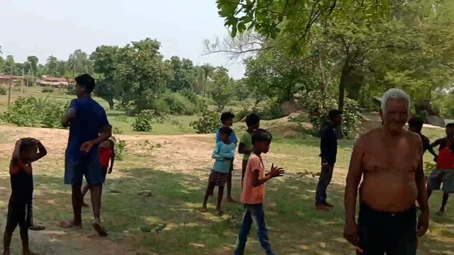 खबर का दिखा असर जमीन पर झूलते धारा प्रवाहित तार को किया गया ठीक 