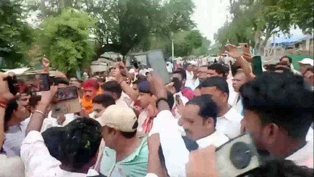 गिरधारी यादव की जीत पर फुल्लीडुमर बाजार में कार्यकर्ताओं ने मिठाई बांटकर मनाया जश्न 