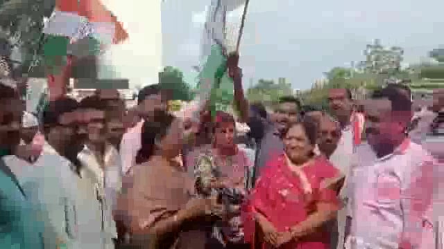 महाविकास आघाडी कार्यकर्त्यांचा छत्रपती शिवाजी महाराज चौक येथे फटाके फोडून जल्लोष