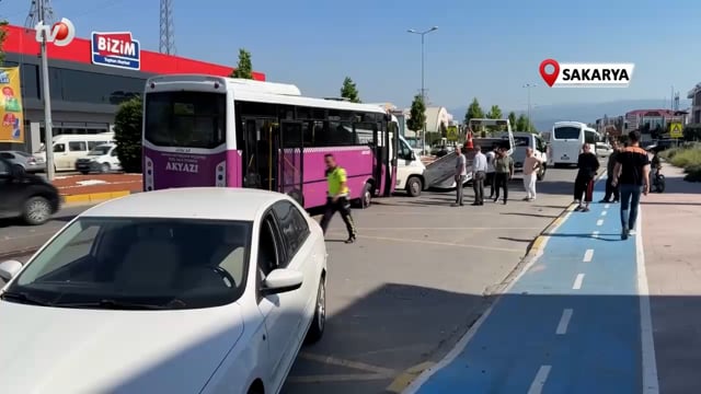 Özel Halk Otobüsünün Otomobile ve Minibüse Çarptığı Kaza Kamerada