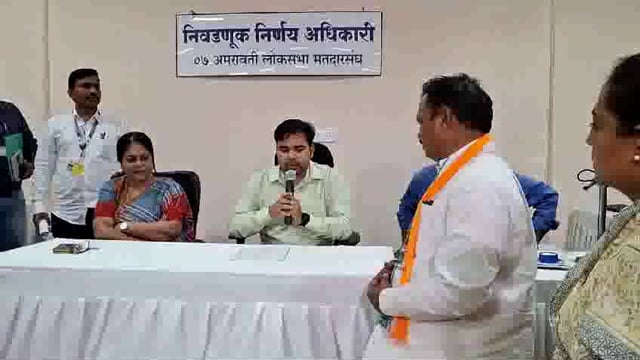 राष्ट्रीय काँग्रेस पक्षाचे उमेदवार बळवंत वानखडे यांना निवडणूक निर्णय अधिकाऱ्यांच्या हस्ते प्रमाणपत्र देऊन विजय घोषित 