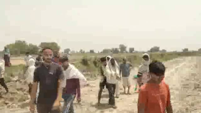 ग्रामीणों ने ग्राम प्रधान व लेखपाल पर चकरोड के लिए एक तरफा जमीन लेने का लगाया आरोप