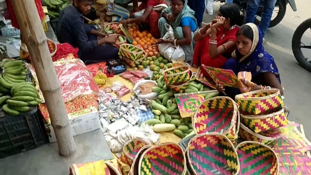 बट सावित्री पर्व को लेकर पूजन सामग्री खरीदने हेतु उमड़ी सुहागिन महिलाओं की भीड़ 