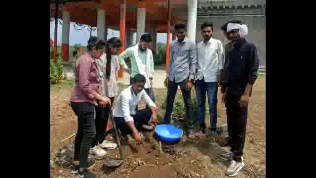 जे जे फाउंडेशनच्या वतीने कौळखेड येथे जागतिक पर्यावरण दिनानिमित्त वृक्षारोपण