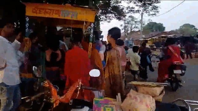 बट सावित्री पूजन को लेकर सुहागिन महिलाएं खरीदारी करने में जूटी, बाजार रहा चहल-पहल 