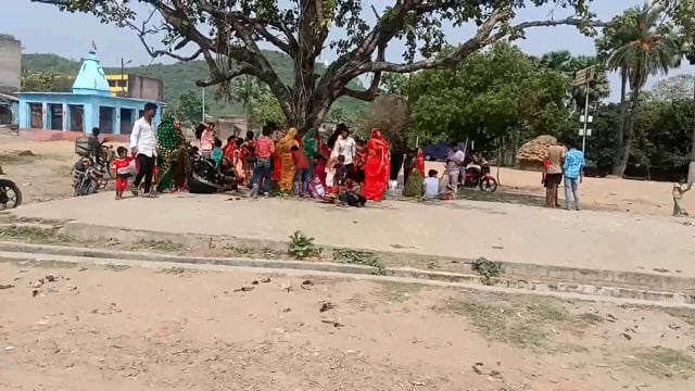 पति की लंबी आयु के लिए सुहागिन महिलाओं ने विधि विधान से की वट वृक्ष की पूजा