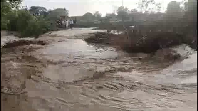 कुमठा येथे ढग फुटी सदृश्य मुसळधार पाऊस,गोठयावर वीज कोसळली,गोठा जळून खाक
