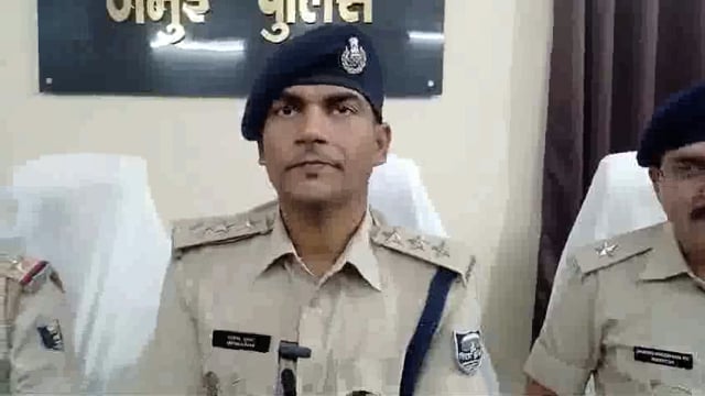 नवडीहा गांव एक कारोबारी के पुत्र कि हत्या मामले में पुलिस ने उद्वेदन करते हुए 4आरोपियों को गिरफ्तार कर भेजा जेल