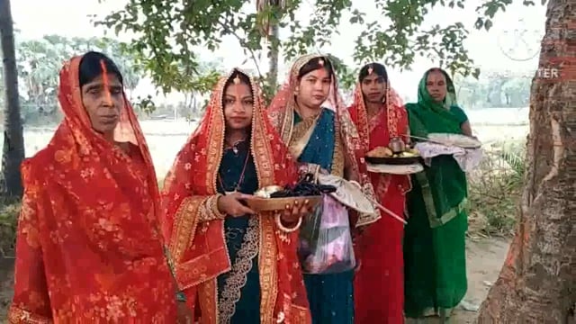 वट सावित्री व्रत को लेकर महिलाओं ने बट वृक्ष के नीचे की पूजा अर्चना, पति की लंबी उम्र की कामना