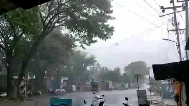 आज मान्सून पुर्व शुरूआत के कारण काही हलकी कही भारी बारीक की वजह शहर में ठंडा सा वायावरणसे लोगो को राहत