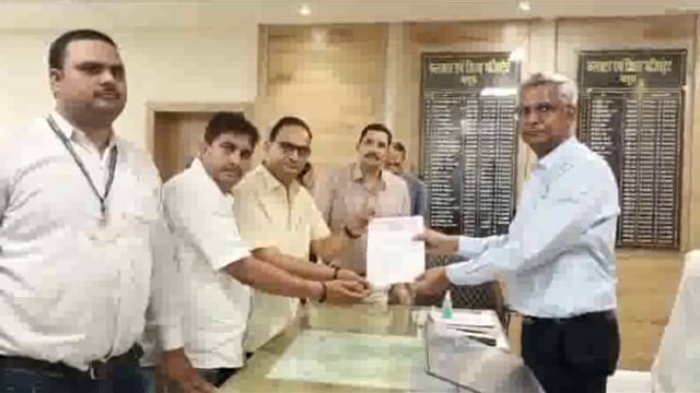 यमुना नदी में शुद्ध जल छुड़वाये जाने की मांग को लेकर माथुर चतुर्वेद परिषद ने जिला अधिकारी को दिया ज्ञापन