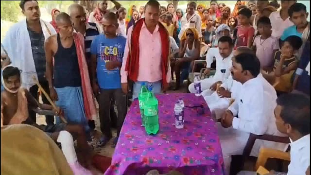 सड़क दुर्घटना में दो युवक की हुई मौत पर विधायक मृतक के घर पहुंच परिजनों से की मुलाकात