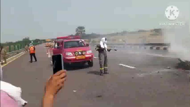 पूर्वांचल एक्सप्रेसवे पर ट्रक के पीछे से बाइक सवार की जोरदार टक्कर जिंदा जला बाईक सवार शिनाख्त में जुटी पुलिस