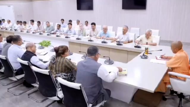 मुख्यमंत्री योगी आदित्यनाथ ने की संबंधित विभाग के अधिकारियों व मंत्रियों के साथ समीक्षा बैठक दिए दिशा निर्देश